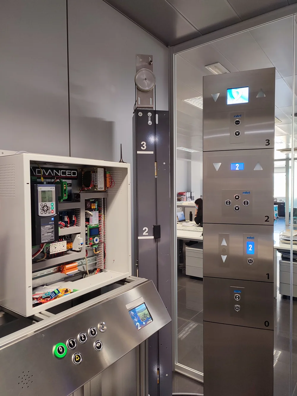 Armoire de manœuvre EDEL Advanced ouverte : c’est là que se lisent la plupart des références