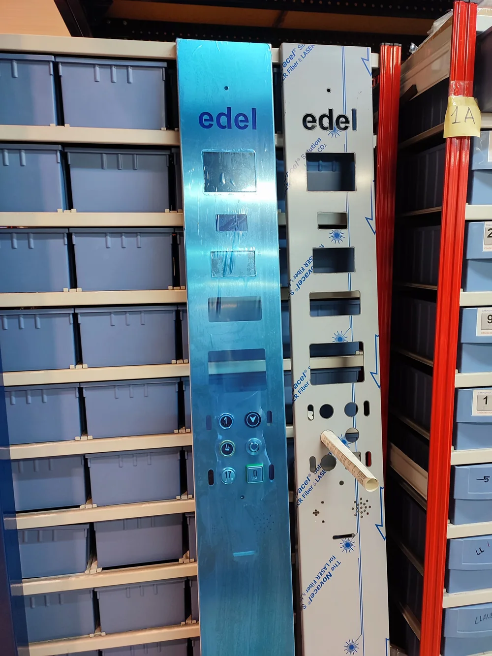 Deux façades de boutons EDEL : l’une terminée en finition brossée, l’autre brute de découpe laser