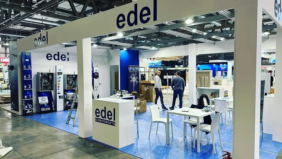 Stand EDEL Components : colonnes de signalisation et gamme de manœuvres K2